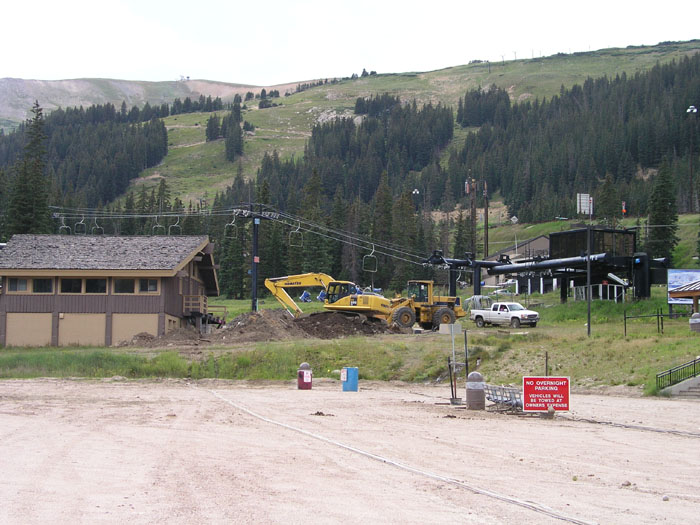 [url=http://www.skiloveland.com]Loveland[/url], Colorado - gleich beim [url=http://www.dot.state.co.us/Eisenhower/description.asp]Eisenhower Tunnel[/url] - dem höchstgelegenen Strassentunnel der Welt auf immerhin 3400 Metern
