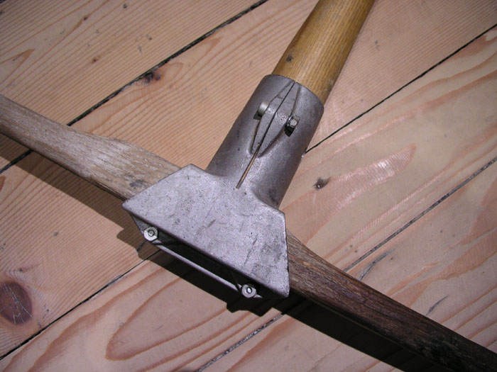 Wahrscheinlich die erste Metall-Hülse für Holzsitze (1950er-Jahre) - Prototyp aus dem Nachlass Brunner
