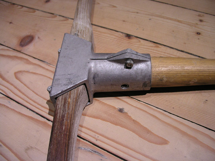 Wahrscheinlich die erste Metall-Hülse für Holzsitze (1950er-Jahre)
