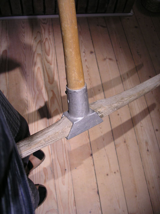 Wahrscheinlich die erste Metall-Hülse für Holzsitze (1950er-Jahre)
