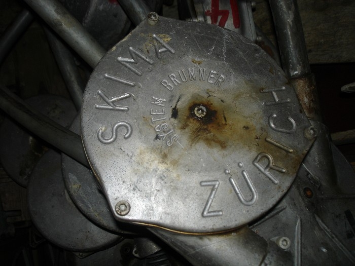 Gehänge mit der Aufschrift Skima - System Brunner. Skima-Anlage Rütialp, 2007 abgerissen und in den Balkan verkauft. [url=http://www.skilift-nostalgie.ch/galerie/thumbnails.php?album=58]Mehr Skima-Gehängebilder bei Jakob Schuler[/url].

