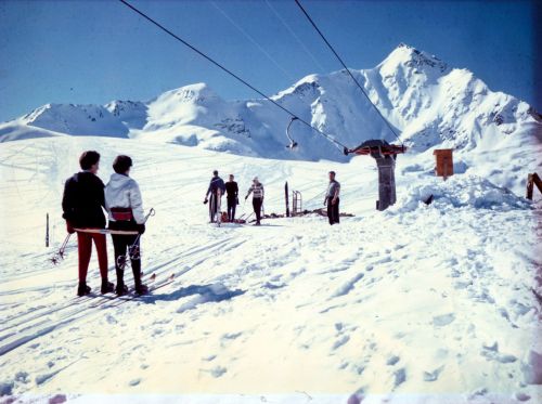 Komplettes Originalfoto: Bergstation Skilift Splügen, 1960er-Jahre, mit Abbügel-Wart und (vermutlich) Tebru-Gehänge mit mechanischer Anfahrtsdämpfung (Archiv WSO Oetwil / Nachlass W. Städeli)
