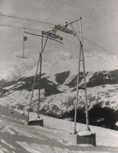 Foto (Obersaxen) aus dem Nachlass von Theo Brunner, vermutlich Skima-Skilift, ca. 1950-er oder 1960er-Jahre. [url=http://s1.directupload.net/images/user/110327/hoxdt28e.jpg]Heute siehts da so aus[/url]...
