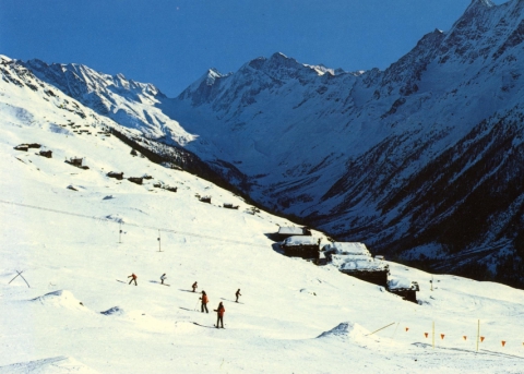 Lötschental (Postkarte, Archiv Jakob Schuler). Die Tebru-Anlage stammt von 1964 und lief bis 2017 (ersetzt durch kuppelbare 6er-Sesselbahn). Zwei weitere Bilder einer heute noch stehenden Tebru-Anlage "La Corbatière" im Jura gibts bei Michael Meier: [url=http://seilbahn.tk.111.com/jura/stutze.jpg]Bild 1[/url], [url=http://seilbahn.tk.111.com/jura/sl78.jpg]Bild 2[/url]
