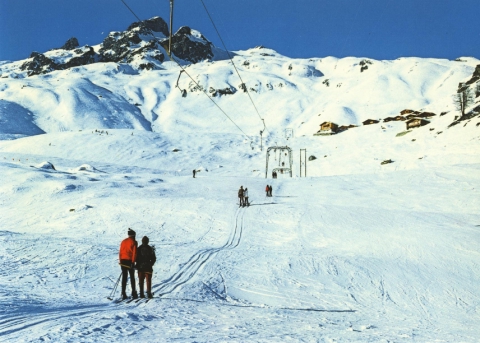 Lötschental (Postkarte, Archiv Jakob Schuler). Die Tebru-Anlage von 1964 lief bis 2017 (ersetzt durch kuppelbare 6er-Sesselbahn).
