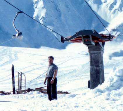 Bergstation Skilift Splügen, 1960er-Jahre, mit Abbügel-Wart und (vermutlich) Tebru-Gehänge mit mechanischer Anfahrtsdämpfung (Archiv WSO Oetwil / Nachlass W. Städeli)
