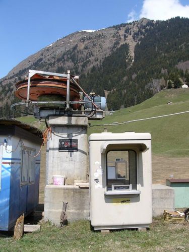 Antriebseinheit
Die Antriebseinheit der Talstation mit dem Betonsteher.
Der Skilift Lüina (oder Luevina) in Airolo wurde 1976 in Betrieb genommen und ist seit geraumer Zeit stillgelegt. Infolge Baus eines Schutzdammes wurde der obere Teil des Liftes abgebrochen. Beim Skilift handelte es sich um die eher seltene, kurventaugliche Zweiseilbauart (BC-Lift) der ehemaligen Maschinenfabrik Küpfer aus Steffisburg. 
