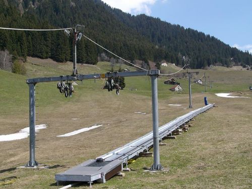 Skilift Lüina Airolo
Blick auf das Skilifttrassee mit dem Niederhalter und den vier noch bestehenden Streckenstützen. Im Vordergrund eines der beiden Förderbänder, die auch ohne den Bügellift einen Skibetrieb ermöglichen.
