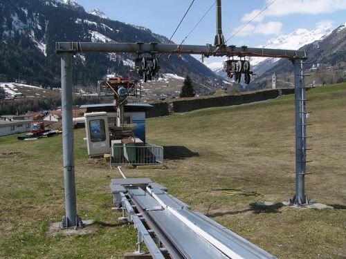Talstation
Antriebseinheit mit Niederhaltestütze. Blick gegen das Dorf Airolo.

