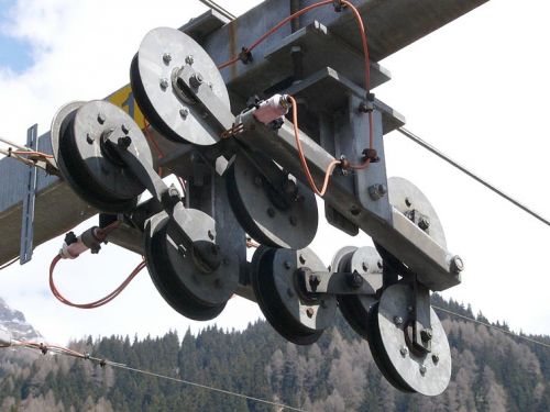 Rollenbatterie
Eine Rollenbatterie am Niederhaltemast bei der Talstation. Durch die paarweise Anordnung der Seilrollen kann die doppelte Führung des Förderseiles gut nachvollzogen werden.
