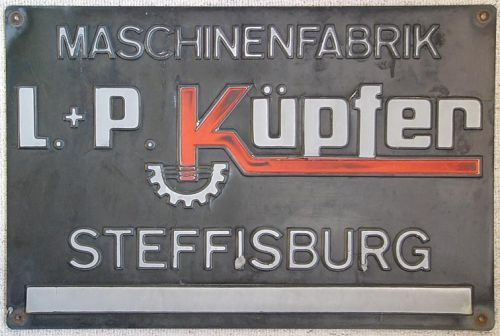 Küpfer-Schild
Das Herstellerschild aus Kunststoff wurde im Lauf der Zeit leider stark verwittert.

