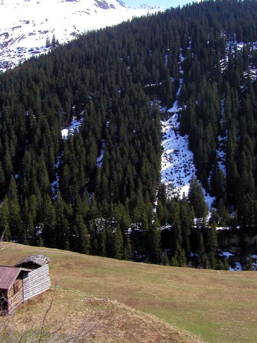 Sedrun, zwischen Dieni und Selva: In diesem Steinbruch baute mein Grossvater in den 1960er-/1970er-Jahren Speckstein für den Ofenbau ab. Das Haus links im Bild war die Gegenstation eines Seilbahn, Marke Eigenbau, um die Steinbrocken über den Rhein zu hieven.
