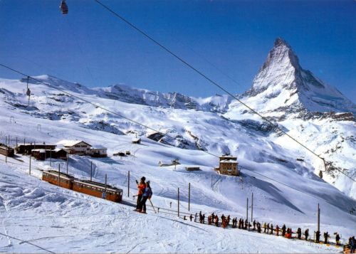 Postkarte Riffelberg (Skilift Riffelberg-Gifthittli), gestempelt 1983 (Aufnahme muss zwischen 1979 und 1983 gemacht worden sein, Stützen der Bahn aufs Kleine Matterhorn stehen schon), Photo Klopfenstein, Adelboden
