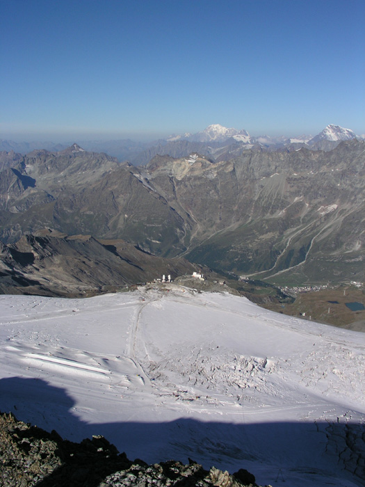 Testa Grigia ([url=http://www.alpinforum.com/forum/viewtopic.php?t=12208]mit Bergbahnmuseum[/url]!) Mont Blanc im Hintergrund
