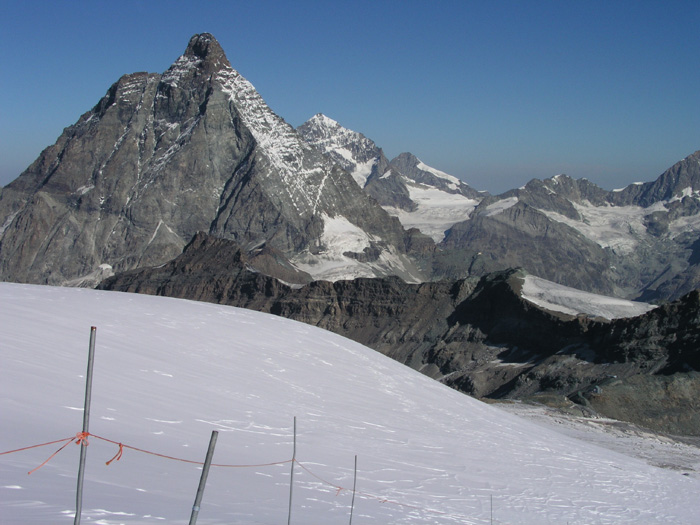 Wer gut schaut, erkennt die alte Bergstation der stillgelegten [url=http://www.funivie.org/pagine/funigallery/FA_furggen.htm]Furggen-Bahn[/url] auf der italienischen Seite - eine faszinierende Ruine aus neuerer Zeit
