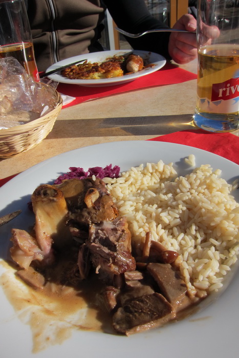 ... dann Kalbshaxe: Das Tagesmenu in der "Bärgsunne", sehr gut, leider etwas überschattet vom langsamen Service
