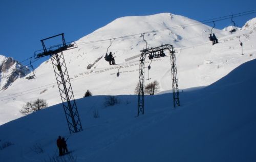 Der Tebru-Skilift und die Küpfer-Sesselbahn liegen noch im Schatten
