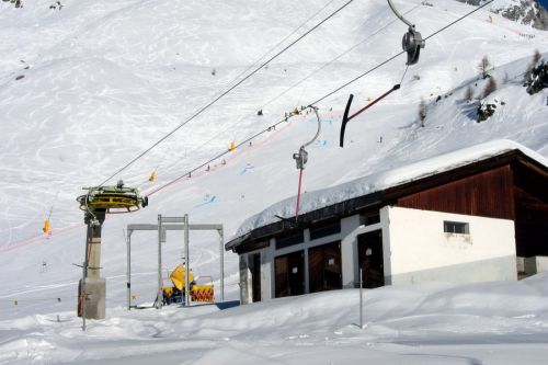 Umlenkrad oben mit der LSAP-Talstation des Habeggerliftes nach Märwig
