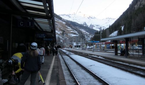 In Goppenstein am Warten auf den Zug zurück nach Bern
