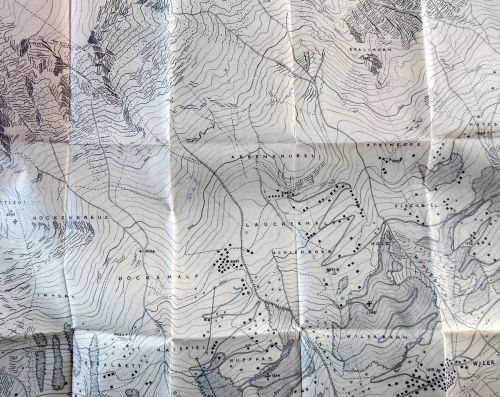 Die Anfänge des Skigebietes Lauchernalp aus Theo Brunners Archiv. Eingezeichnet sind schon die Sesselbahn und der Skilift von Kippel via Haispiel nach Hockenalp. Die Lauchernalp selbst ist noch nicht erschlossen. Mehr Briefe, Pläne und Offerten [url=http://www.jacomet.ch/themen/skilift/album/thumbnails.php?album=45]hier[/url].
