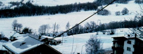 Übungshang Erli, Dezember 1977 (in etwa rechtwinklig dazu gabs einen noch älteren Lift, von dem leider keine Bilder im Archiv sind; [url=http://www.berann.com/panorama/archive/image/PN_CH_107.jpg]der Lift ist auf früheren Pistenplänen jedoch eingezeichnet[/url])
