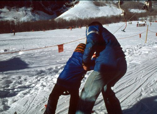 Betreiber dieser Galerie am Anbügeln, Übungshang Erli, Dezember 1977
