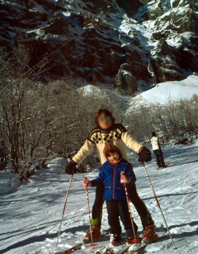 Übungshang Erli, Dezember 1977: Geduldiger Onkel fährt mit Klein Andi Ski
