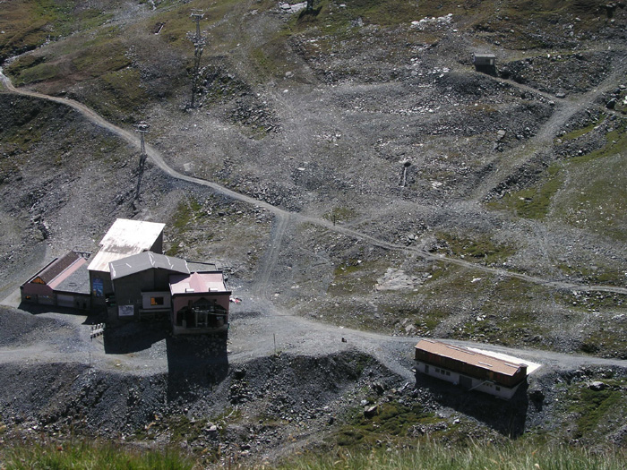 Station Furgg - rechts von der Bildmitte ist noch die Talstation und das Trassee des früheren Poma-Tellerliftes sichtbar
