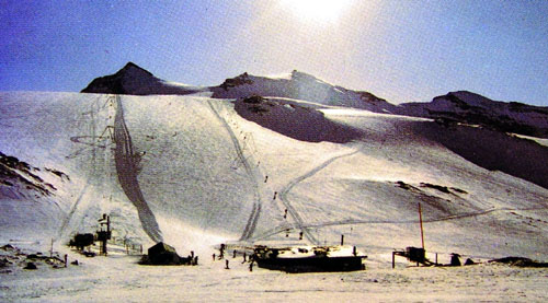 Postkarte, Anfang 1980er-Jahre: Der Gletscher am Trockenen Steg ist deutlich dicker als heute. [url=http://www.jacomet.ch/themen/skilift/album/thumbnails.php?album=180]Mehr Bilder vom Juli 1982 hier[/url].

