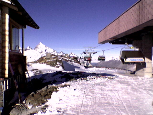 Bergstation Furgg-Theodul, November 2004 (im Hintergrund sind Spuren der alten Skilift-Bergstation zu sehen)
