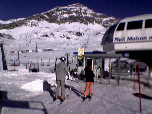 Plan Maison, Cervinia, November 2004 (links oben die Bergstation der alten [url=http://www.funivie.org/pagine/funigallery/FA_furggen.htm]Furggen-Bahn[/url]). [url=http://www.alpinforum.com/forum/viewtopic.php?p=6506]Mehr zur Furggenbahn hier[/url] und [url=http://www.funiforum.org/funiforum/showthread.php?t=1306]hier[/url].
