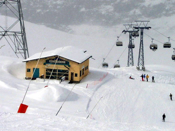 Talstation des alten Skiliftes zum Theodul-Gletscher, April 2005
