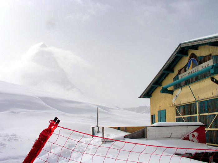 Talstation des alten Skiliftes zum Theodul-Gletscher, April 2005
