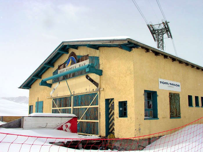 Talstation des alten Skiliftes zum Theodul-Gletscher, April 2005
