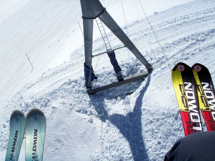 Mai 2006 - Stütze des Furgsattelliftes wird mit Schnee zugedeckt; die Gletscherfolie lag zusammengerollt gleich daneben...
