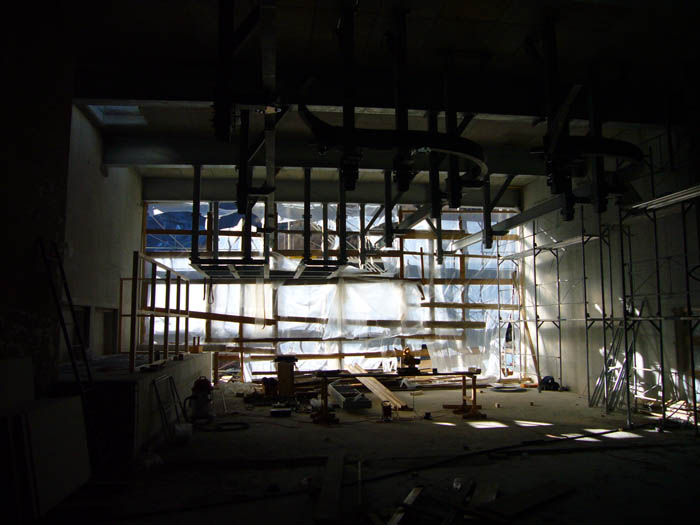 Bau der neuen Gondelbahn Furi-Riffelberg (Furi, 28. November 2006 - Garagierung quert komischerweise den Fuss-Durchgang zur Gondelbahn zum Trockenen Steg...)
