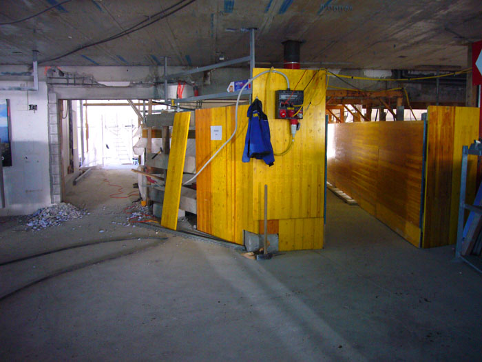 Bau der neuen Gondelbahn Furi-Riffelberg (Furi, 28. November 2006 - so muss man da derzeit durch, wenn man zum Trockenen Steg möchte)
