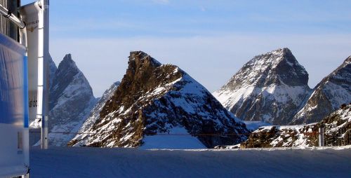 [url=http://www.alpinforum.com/forum/viewtopic.php?t=662]Furggen-Geister-Bergstation[/url] vom Furggsattel aus
