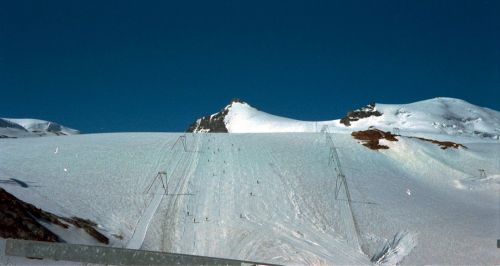 Theodulgletscher, Juli 1981 (In diesem Album stammen alle Bilder vom [url=http://www.alpinforum.com/forum/profile.php?mode=viewprofile&u=1422]Alpinforum-User "intermezzo"[/url] - er hat die wunderbaren Fotos freundlicherweise in grossen Versionen zur Verfügung gestellt. Danke! 
