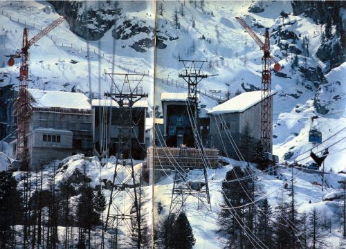 So präsentierte sich Furi im Jahr 1982, noch mit der alten zweiten Pendelbahn Zermatt-Furi. Gut ersichtlich bereits das Betonfundament davor, das danach für die Nachfolge-Gondelbahn gebraucht wurde. (Quelle: intermezzo)
