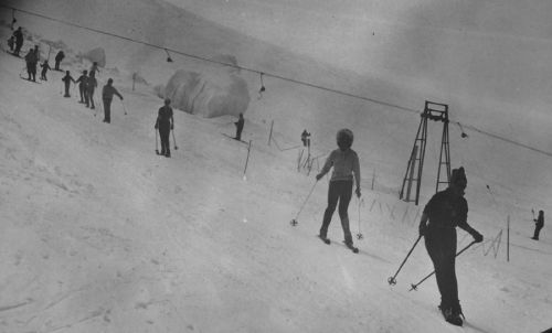 Italo-Lift auf dem Plateau Rosa / Quelle: Museum  auf der Testa Grigia. [url=http://www.jacomet.ch/themen/skilift/album/thumbnails.php?album=180]Mehr Bilder vom Juli 1982 hier[/url].
