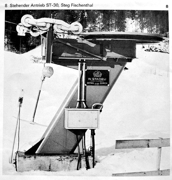 Ausschnitt aus WSO-Prospekt ([url=http://www.alpinforum.com/forum/viewtopic.php?t=5899]im Alpinforum ganz abrufbar[/url]) von 1971: Skilift Steg bei Fischenthal (1966) - [url=http://www.ohrueti.ch/skilift/skilift.html]Auf der Website des Liftes sieht die Anlage allerdings anders aus[/url] - [url=www.skilift-fischenthal.ch]in der Nähe liegt diese WSO-Anlage[/url]. Auch ein Gehänge SL9 ist abgebildet.
