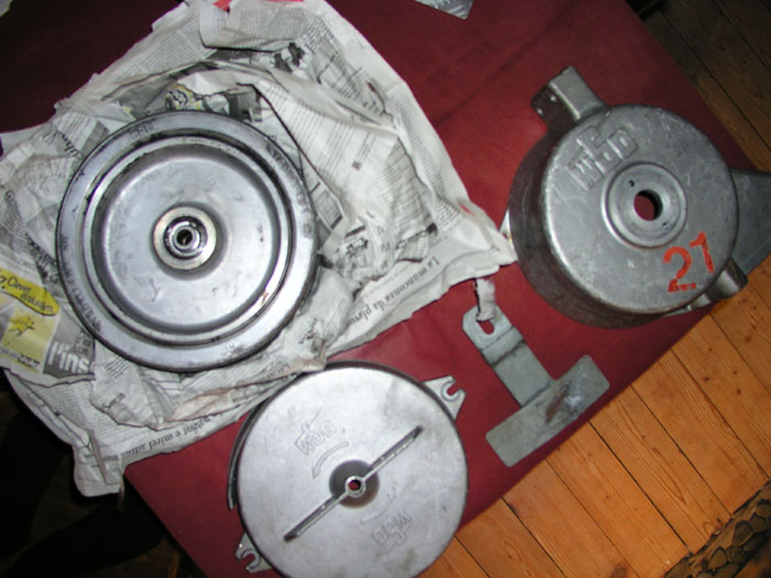 Eingesammelte Rollen, Seilabweiser und Gehängeteile von einem [url=http://www.jacomet.ch/themen/skilift/album/thumbnails.php?album=81]Abfallhaufen in Sedrun[/url], 2004
