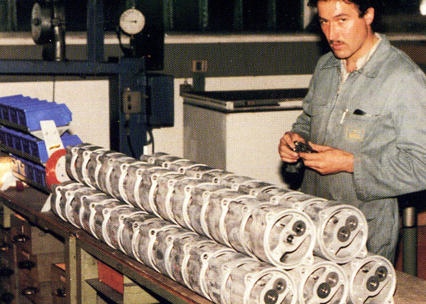 Fertigung von Gehänge-Pumpen, aus Städeli-Broschüre, ca. 1988
