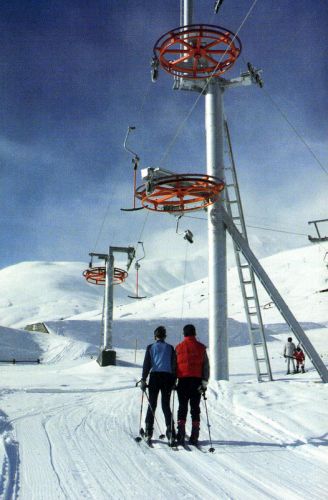 Skilift-Kurve [url=http://www.seilbahnbilder.ch/galerie/displayimage.php?pos=-5779]in Zuoz[/url] aus Städeli-Broschüre, ca. 1988
