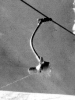 Vermutlich spezielles Tebru-Gehänge in Splügen, Detail aus obigem Bild - [url=http://www.jacomet.ch/themen/skilift/album/displayimage.php?pos=-3097]siehe auch hier[/url]
