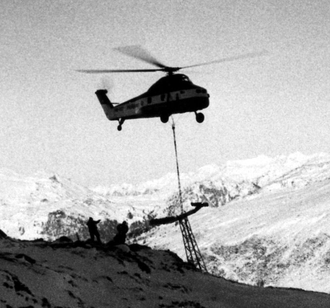 Heli-Montage des Skiliftes Bodmenstafel in Splügen, undatiert, vermutlich 1973
