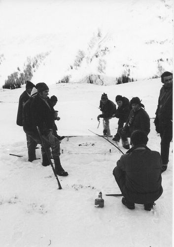 Undatiertes Bild, unbekannter Ort (Eisfischer)

