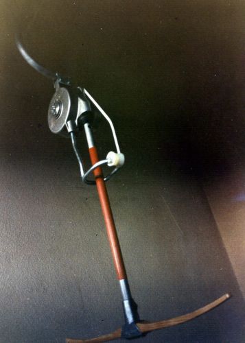 Vermutlicher Prototyp des [url=http://www.jacomet.ch/themen/skilift/album/thumbnails.php?album=53]ersten WSO-Hydrogehänges SL-9H[/url], ca. Ende 1960er-Jahre (noch mit Holzsitz...)
