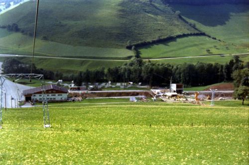 Atzmännig, Bau der Sesselbahn undatiert. Gemäss [url=http://www.atzmaennig.ch/ueber_uns_de.cfm]Website Atzmännig[/url] muss dies 1970/71 gewesen sein.
